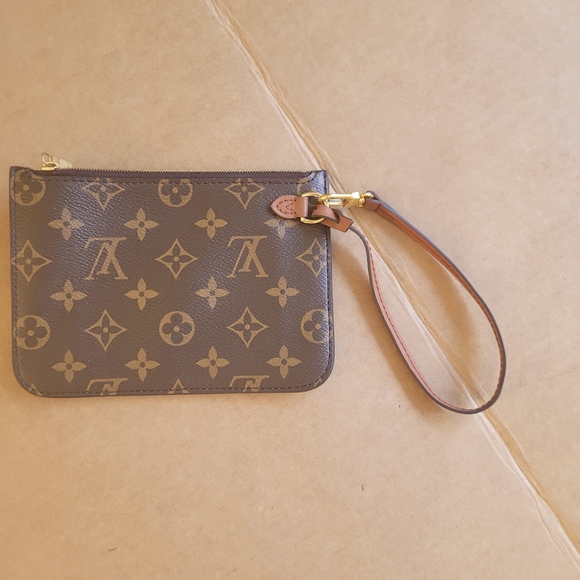 Stylish Monogram Duffel Bag with Accessories - Picture 3 of 3